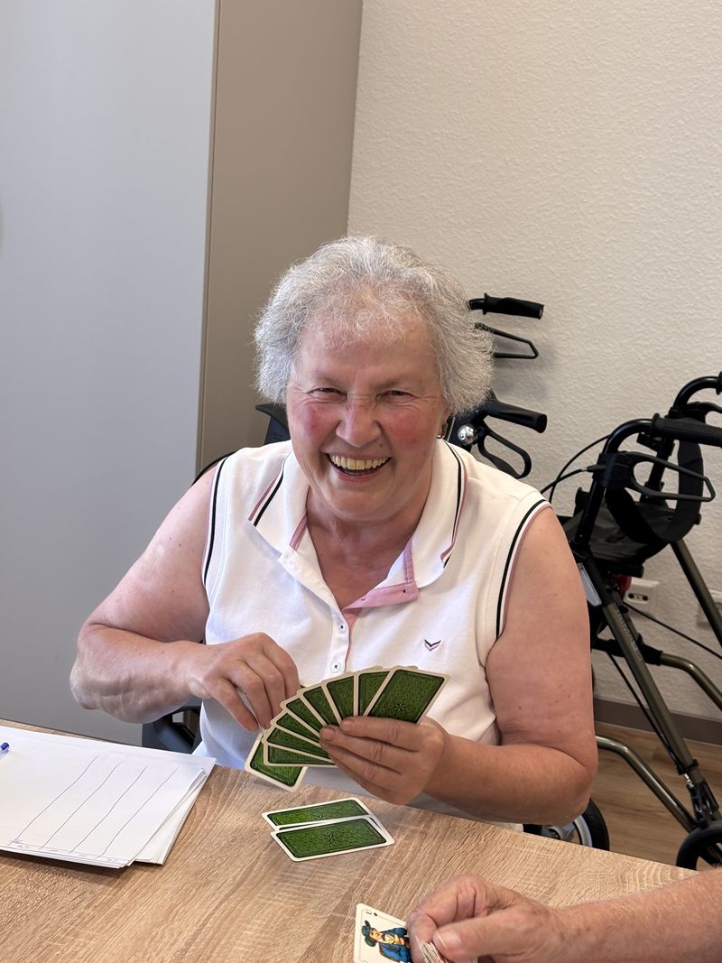 ältere dame beim Kartenspiel